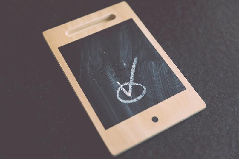 Foto de un teléfono usado para actualizar apps solo con WiFi