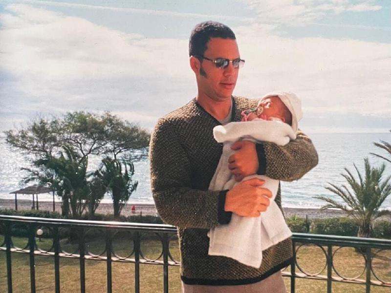 Alexis Valdés en España con su primogénita, América