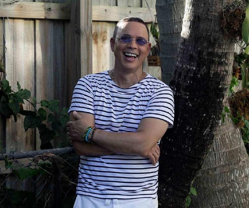 Alexis Valdés en su casa de Miami