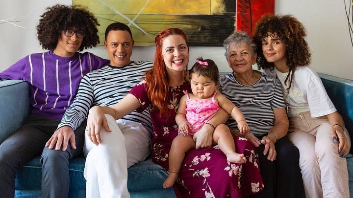 Junto a su esposa, Claudia Valdés, su madre y sus tres hijos