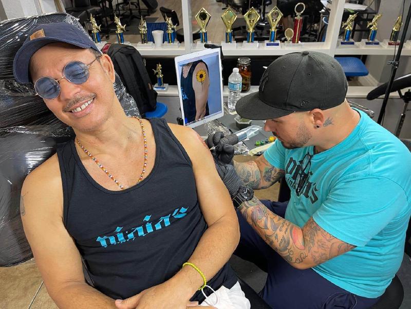 Alexis Valdés tiene tatuado a San Lázaro y a Oshun