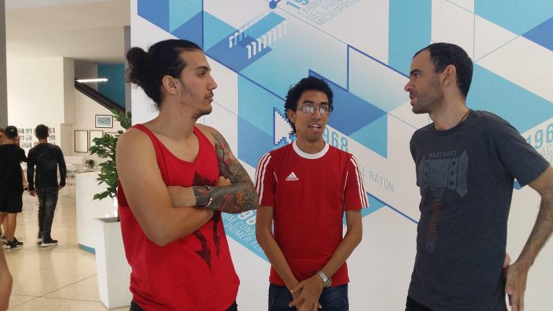 Miembros del la ADEC conversando con el autor.