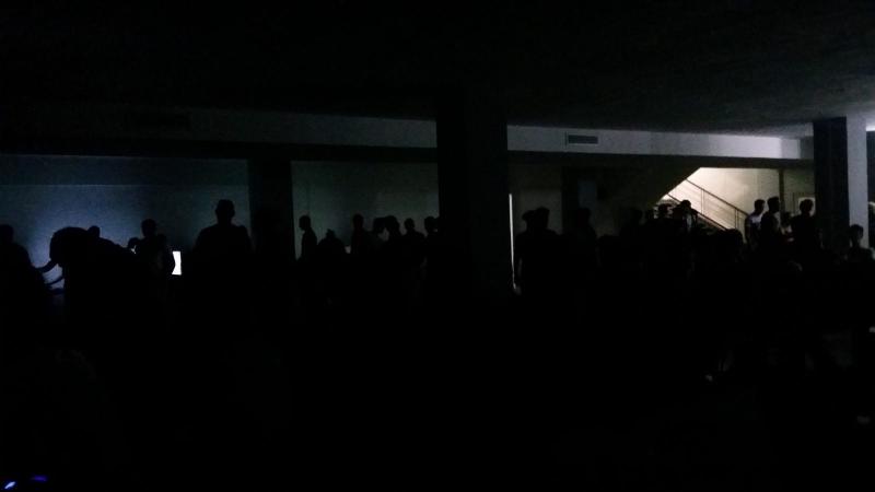Multitud de gamers reunidos en el sótano del centro tecnológico cubano.