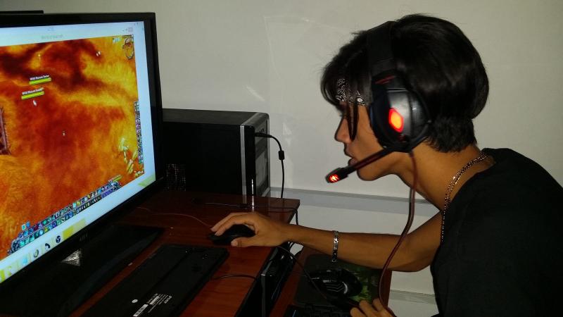 Inclinarse hacia adelante es el truco preferido de los gamers cuando necesitan concentración. ¿Funcionará?