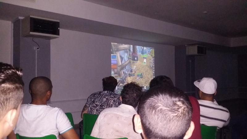 El público sigue los partidos a través del proyector.