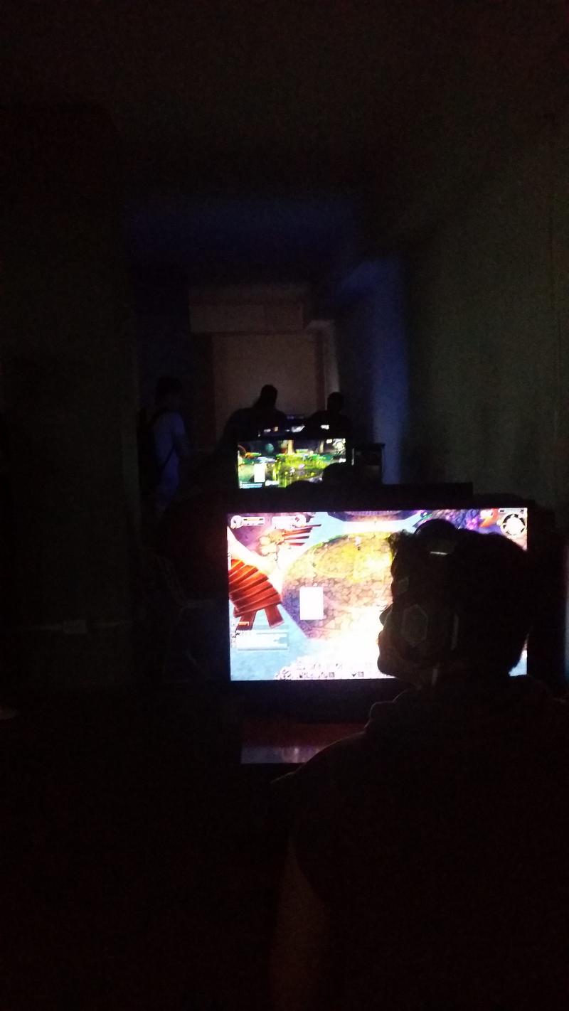 Los jugadores de los equipos van ajustándose a sus PCs antes de comenzar su nueva partida