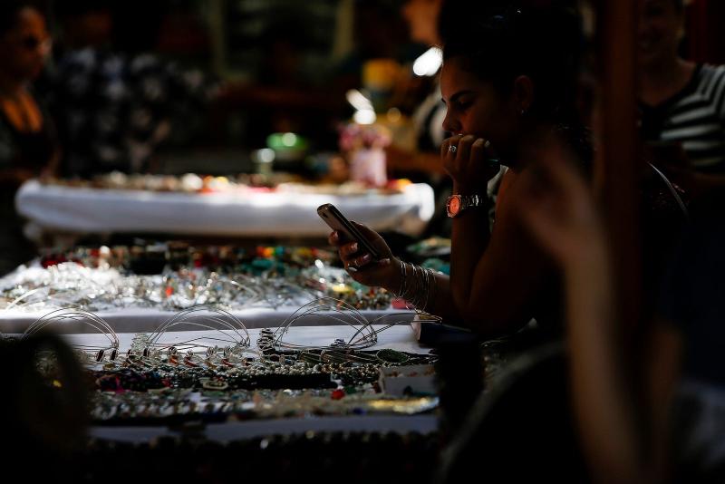 Es una tentación estar siempre conectado. Pero tenemos un remedio infalible: los precios de ETECSA