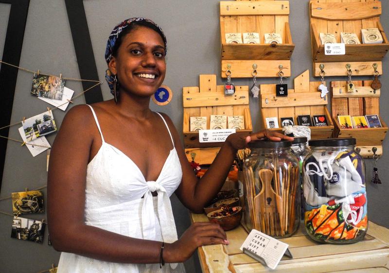 Adriana en la tienda de Beyond Roots en la Habana Vieja