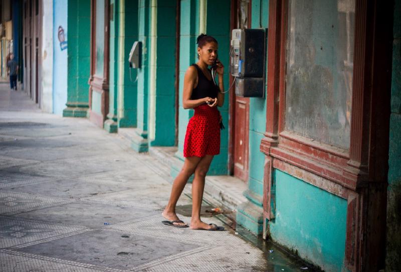 Pantallas “culonas” de televisión, teléfonos públicos evidentemente desgastados.. los cubanos aún aprovechamos muchas tecnologías que ya escasean en otros países