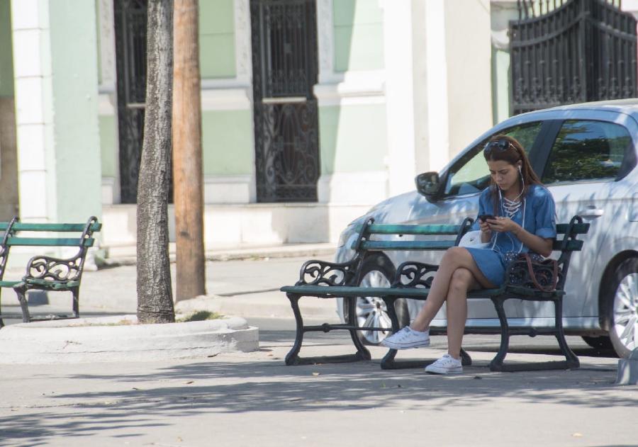 Camino a la WiFi Nauta, iPhone en mano…
