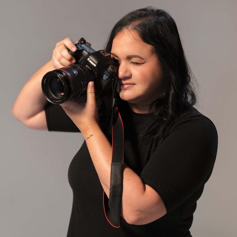 Antes de la fotografía, Raymat probó suerte en la pintura y la música