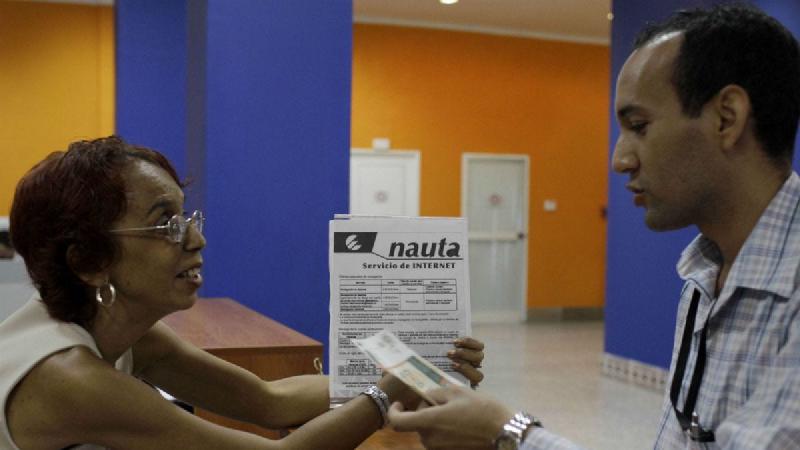 Foto de personas conectadas a Internet en una zona WiFi Nauta