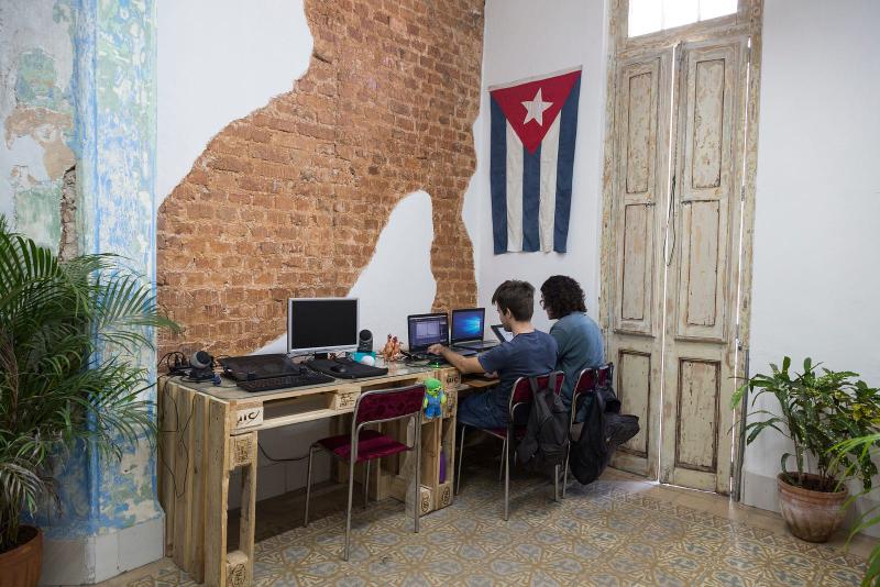 ConWiro tiene su propio estudio en la Habana Vieja, aunque durante la Covid-19 trabajan desde casa