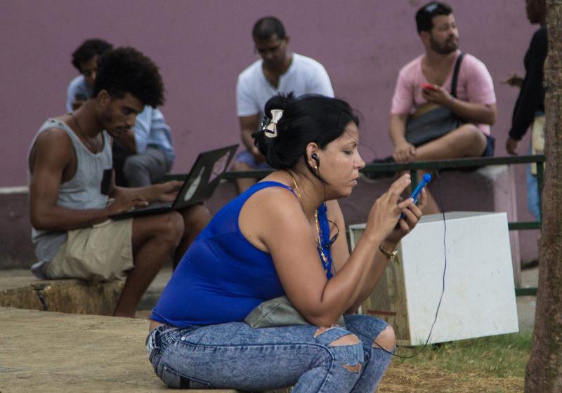 Manos libres y smartphone: típicos artículos de quien va a “llamar” a una zona WiFi