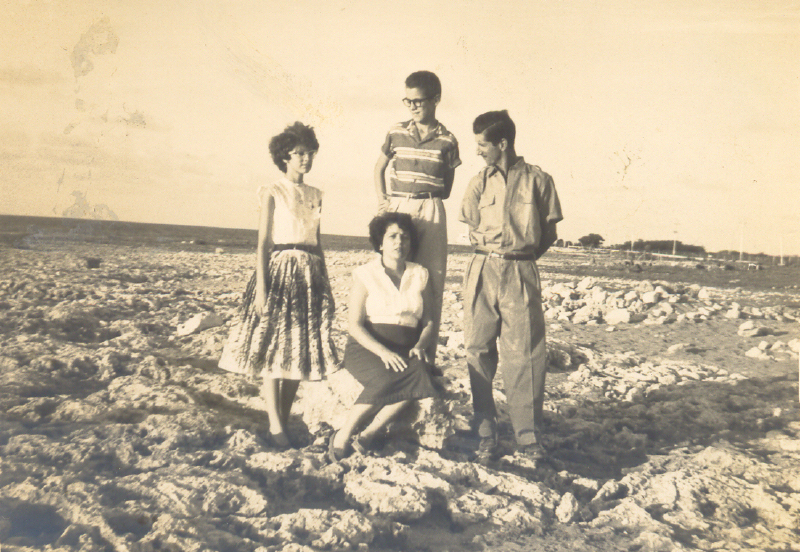 Fernando Pérez junto a sus padres y su hermana en la costa de Cojímar