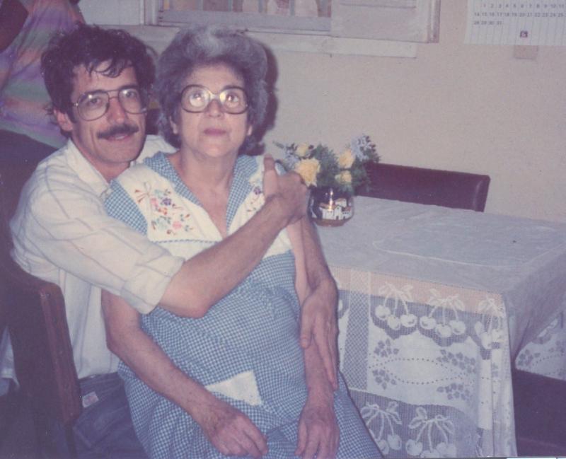 En Guanabacoa con su madre, Ofelia Valdés