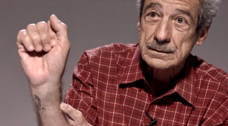 Fernando Pérez muestra sus tatuajes durante la entrevista con Fonoma