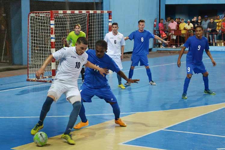 La selección cubana de futsal en acción