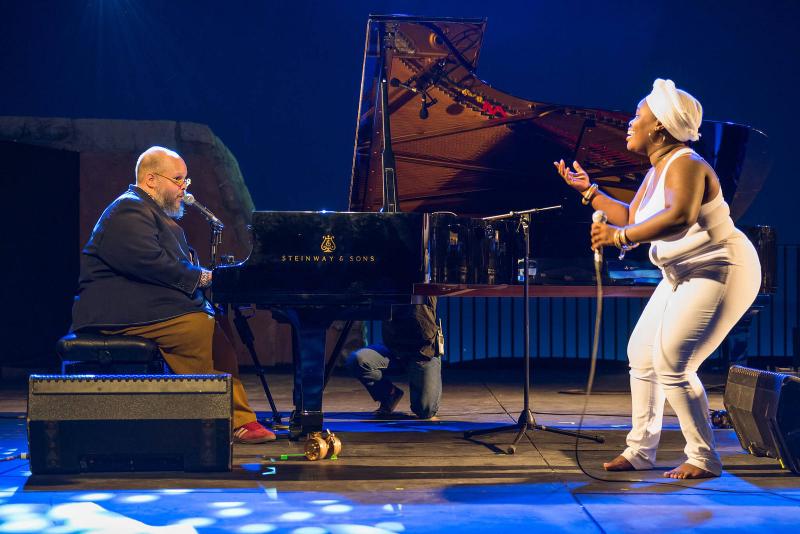Daymé Arocena junto al músico brasileño Ed Motta durante el World Wide Festival 2015