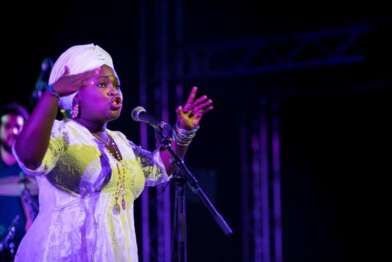 Daymé Arocena siempre canta descalza y vestida de blanco