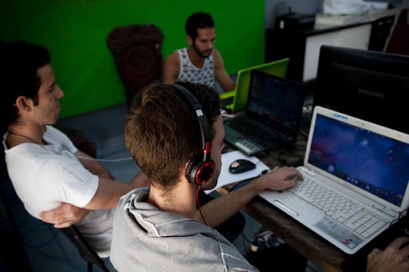 Gamers cubanos durante una competencia transmitida por Twitch en 2019