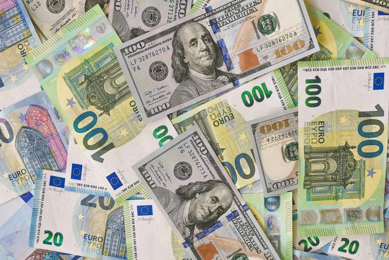 El euro y el dólar continúan subiendo en el mercado informal