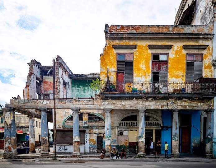 Los derrumbes son una escena común en las calles cubanas