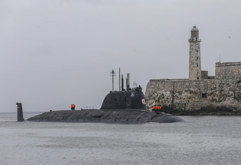El submarino Kazan dejó esta impactante imagen cuando entró por la bahía de La Habana