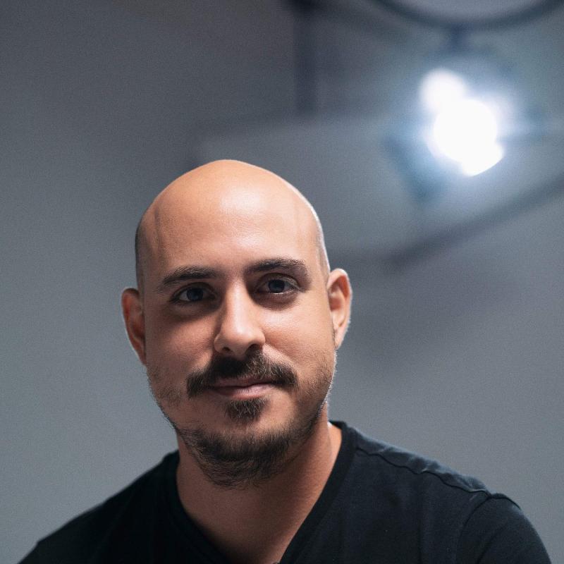 Adrián es diseñador y fundó su emprendimiento en 2011