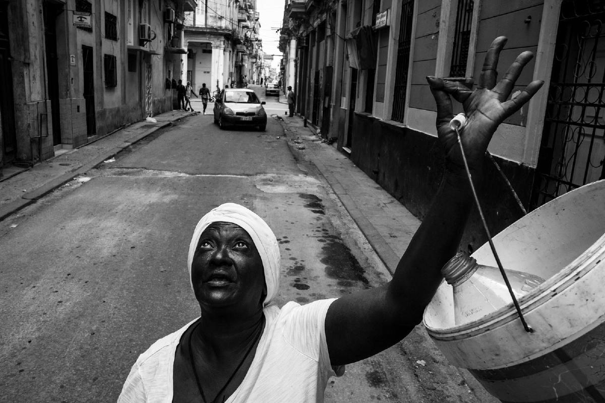 Esta obra de Almenares se adentra en distintas calles de barrios habaneros