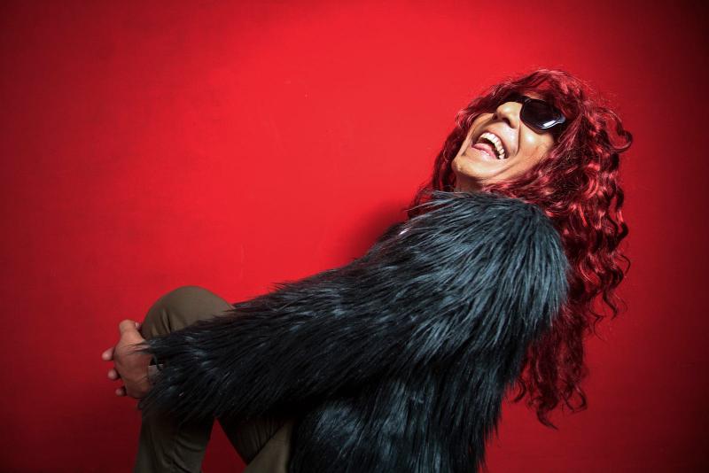 Yakeline, la pandemia es fan de las pelucas rojas