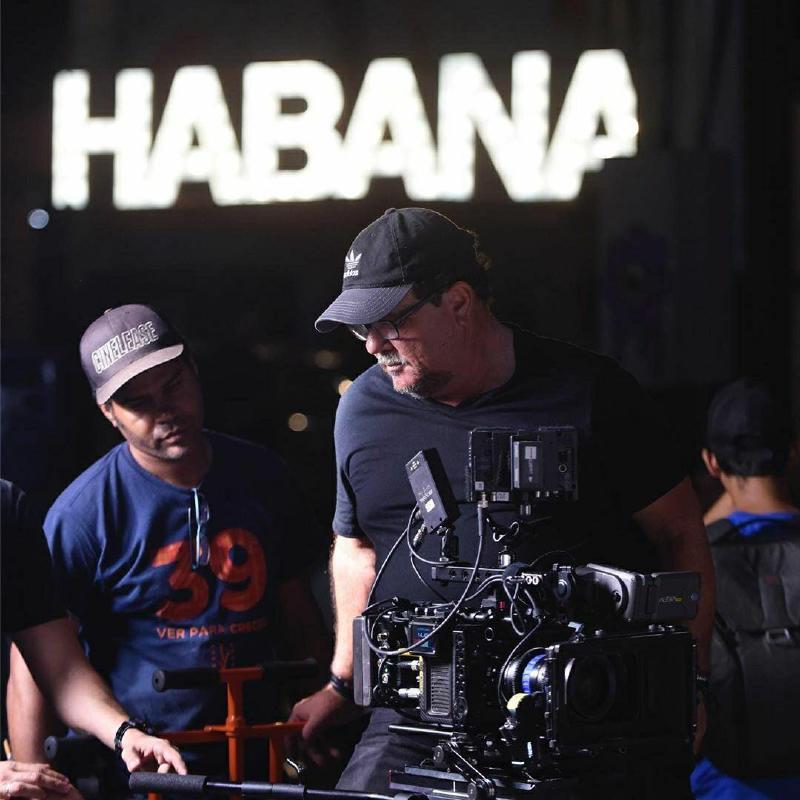 El realizador Alejandro Pérez durante la filmación de un videoclip en 2019. Foto cortesía de Estudio 50.
