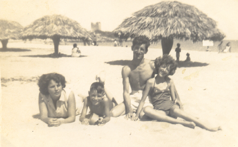 Fernando Pérez con sus padres y su hermana en la playa Bacuranao