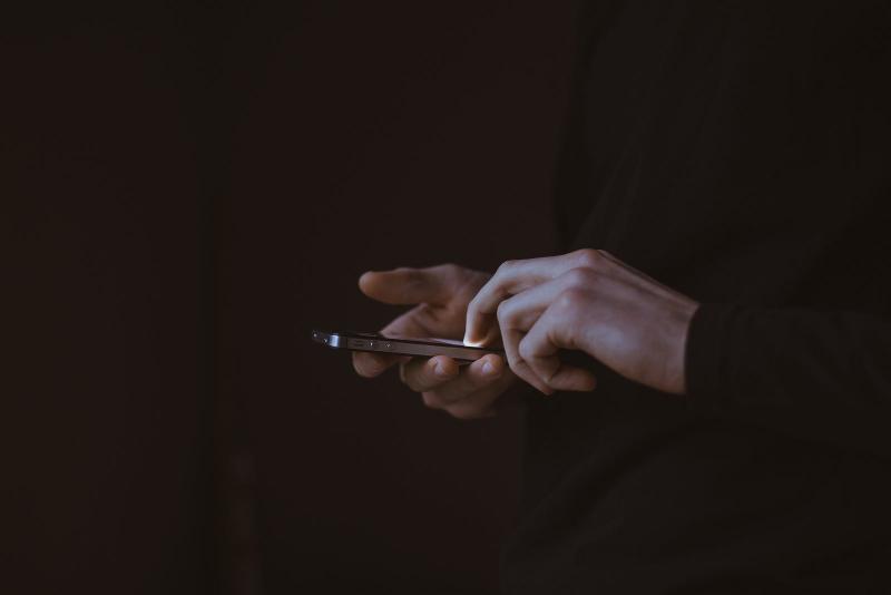 Todo el mundo tiene fobias. Pero no todo el mundo reconoce las que tienen que ver con su teléfono celular. Photo by Gilles Lambert on Unsplash