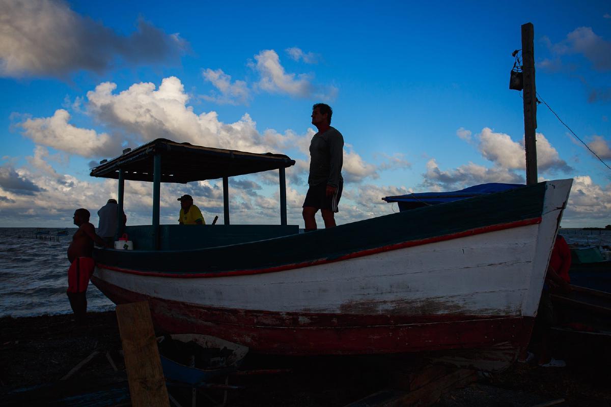 Pescadores de Playa Nazábal reparando un barco