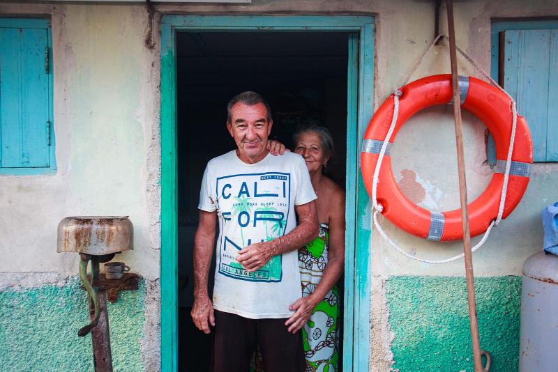 Mami y Papi en la puerta de su cocina