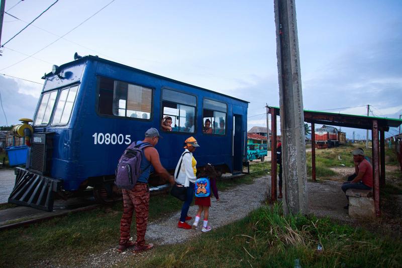 El carata es una especie de ómnibus que va por las líneas de ferrocarril