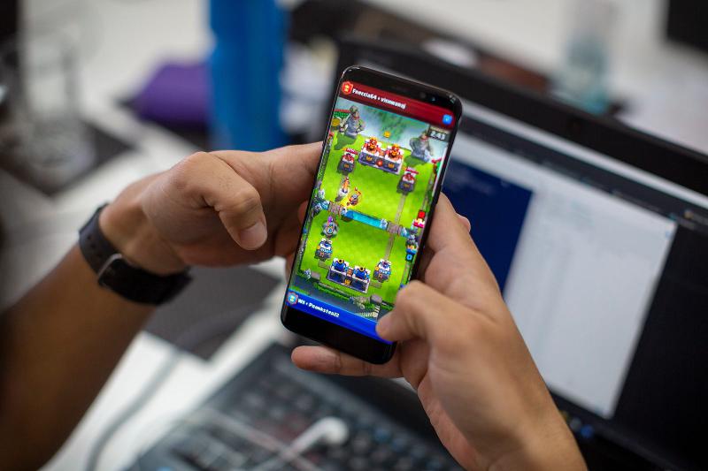 Algunos juegan con apps en el móvil, otros conectan su laptop con hotspot para “ir más en serio”. Pero, de que se juega, se juega.