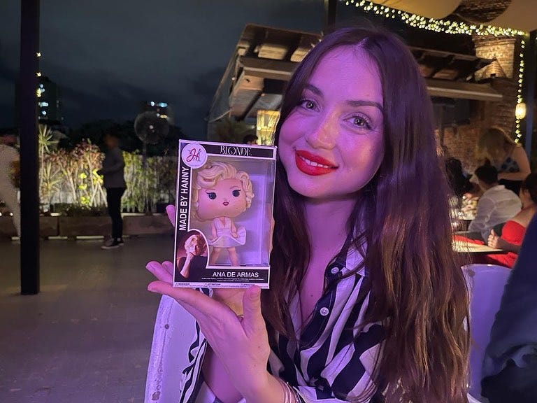 Ana de Armas con el funko inspirado en Blonde hecho por Hanny