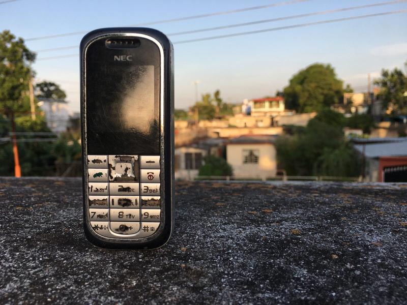 Este NEC E12 también es un telefóno “de los duros”, pero ya me permitió hacer otras cosas