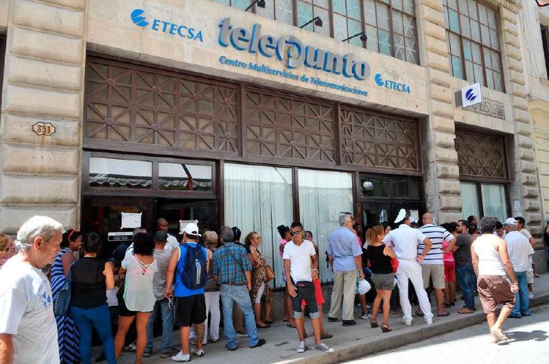 Cubanos en punto de venta de servicios de telecomunicaciones.