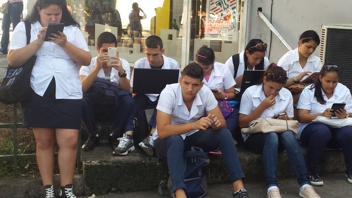 Estudiantes de medicina conectados en sitios públicos de wifi nauta.
