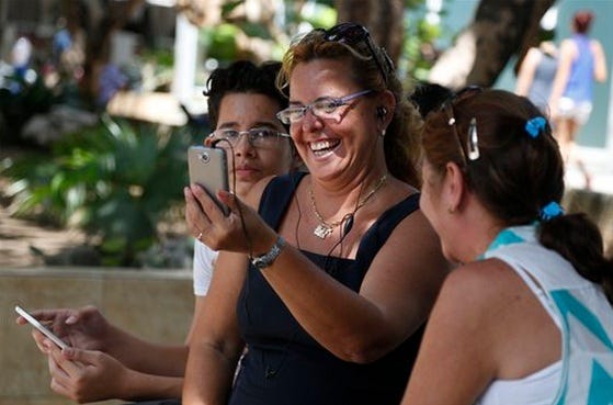 Cubanos comunicándose con familiares y amigos vía INTERNET.