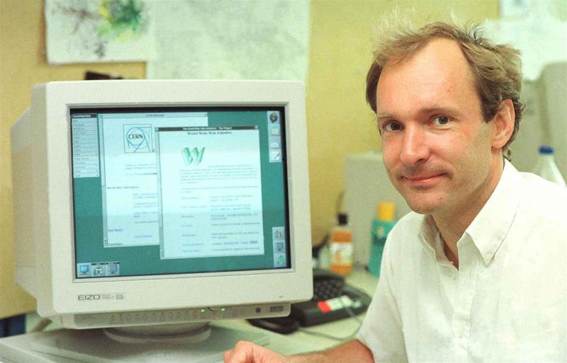 El científico inglés Sir Berners-Lee trabajaba en CERN (Suiza), cuando desarrolló la World Wide Web