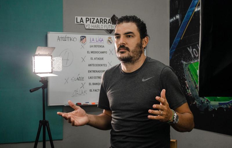 Daguito Valdés en su estudio en Pinar del Río