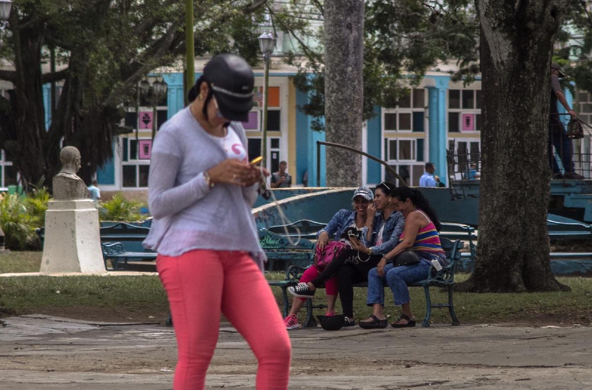 En las zonas WiFi Nauta se pueden escuchar las más curiosas historias de familia