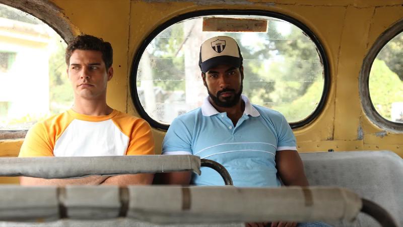 Horacio y Daniel viajan en guagua en El acompañante