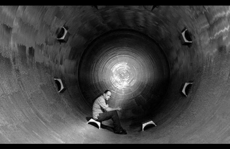 Un hombre en el interior de la central nuclear en La obra del siglo