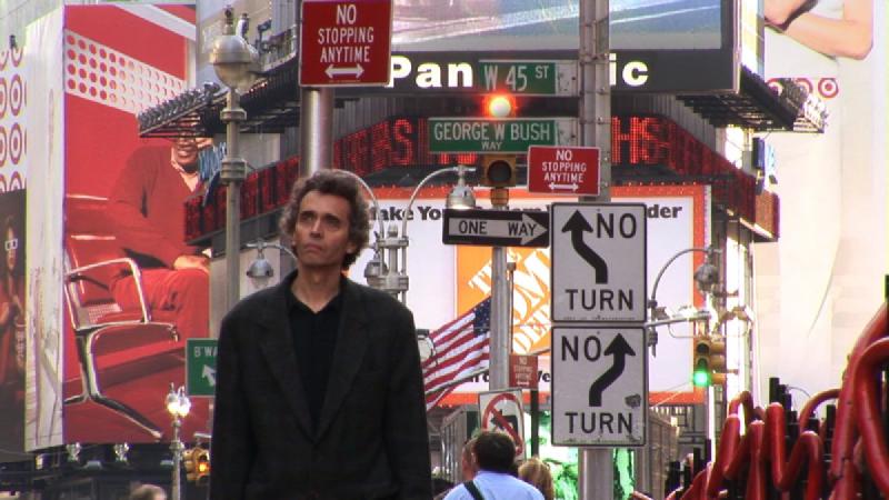 Sergio en pleno Times Square en Memorias del desarrollo
