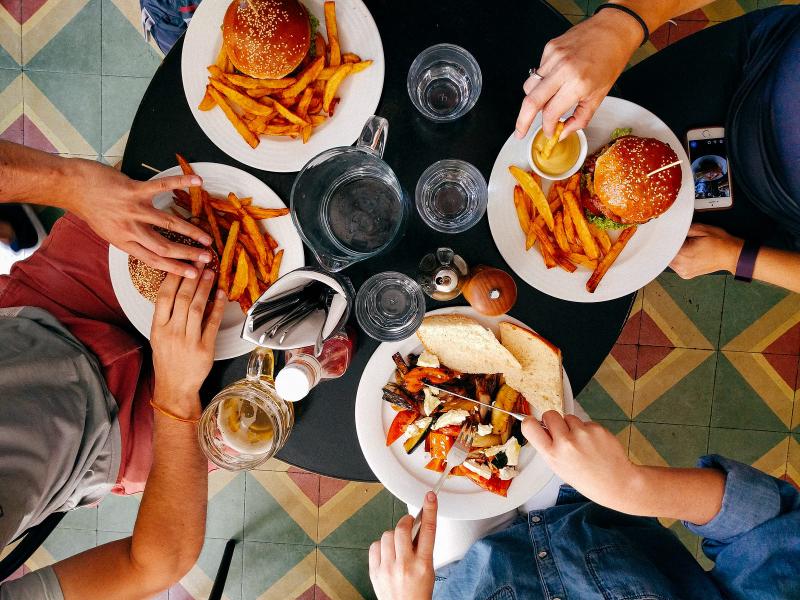 “Alamesa”, para saber dónde comer y “Mandao” para comer en casa